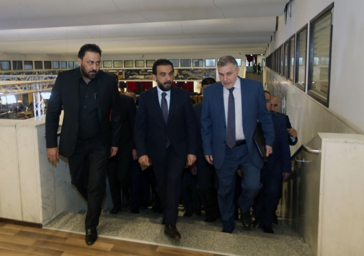 احتجاجات عنيفة وتجديد الثقة في الحلبوسي رئيسًا للبرلمان.. ماذا يحدث في العراق؟