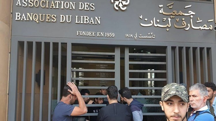 مليارات الدولارات من ودائع العراقيين في لبنان تبخرت.. ما علاقة حزب الله؟