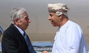 صعد للطائرة بصعوبة.. إسدال الستار على قضية معتقل أمريكي في إيران