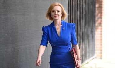 الخروج من الباب السريع.. بعد 44 يومًا فقط لماذا لحقت ليز تراس جونسون؟