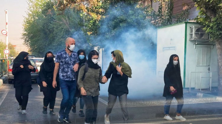 لهيب الاحتجاجات يعم أرجاء إيران.. والفتيات الهدف الأول في مرمى رصاص الأمن