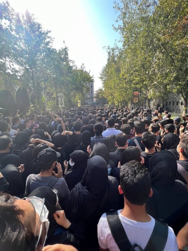 احتجاجات إيران على صفيح ساخن... إضرابات ومعدات ستار لنك تتحدى حجب الإنترنت