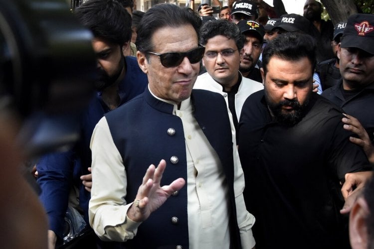 بعد منعه من الترشح لأي انتخابات... هل يشعل عمران خان باكستان؟