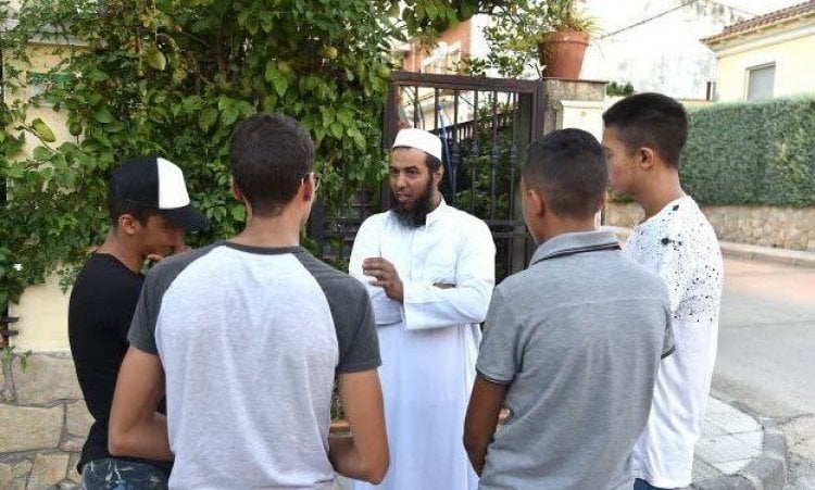 بسبب أفكارهم المتشددة... إسبانيا تُرحل ثلاثة أئمة مغاربة خلال أسبوع