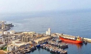 الحوثيون يصعِّدون التوترات في اليمن بالهجوم على ميناء الضبة