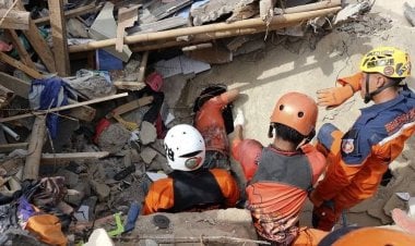 كُـتب له عمر جديد... إنقاذ طفل عاش يومين تحت الأنقاض