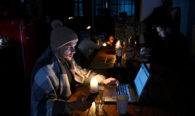 قطاع الكهرباء على شفا الانهيار... وملايين الأوكرانيين غارقون في العتمة