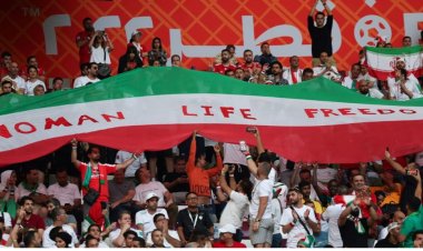 احتفالا بالخسارة من أمريكا.. الإيرانيون يرقصون في الشوارع ويحتفون بالألعاب النارية