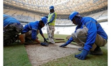 تكلفة بشرية باهظة.. الغارديان تكشف عدد العمال المهاجرين الذين لقوا حتفهم في قطر