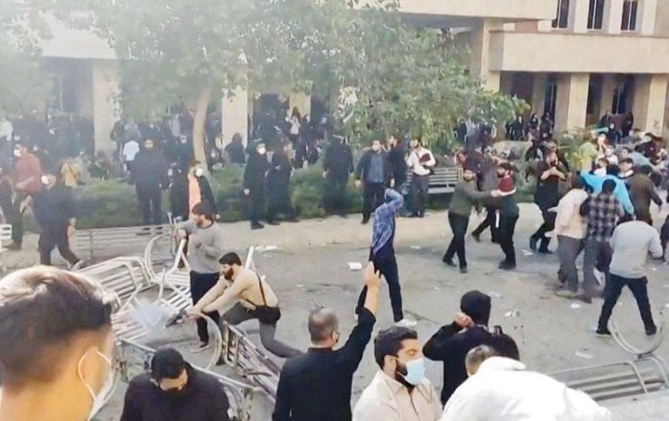 إيران ترهب المحتجين بالمحاكمات العلنية... ومطالب باستبعادها من كأس العالم