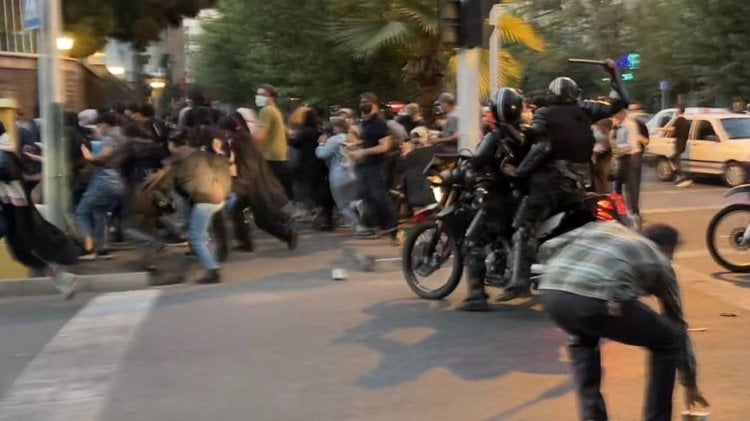 يوم عاصف من الاحتجاجات في طهران... ذكرى الجمعة الدامية توحد الإيرانيين في وجه النظام