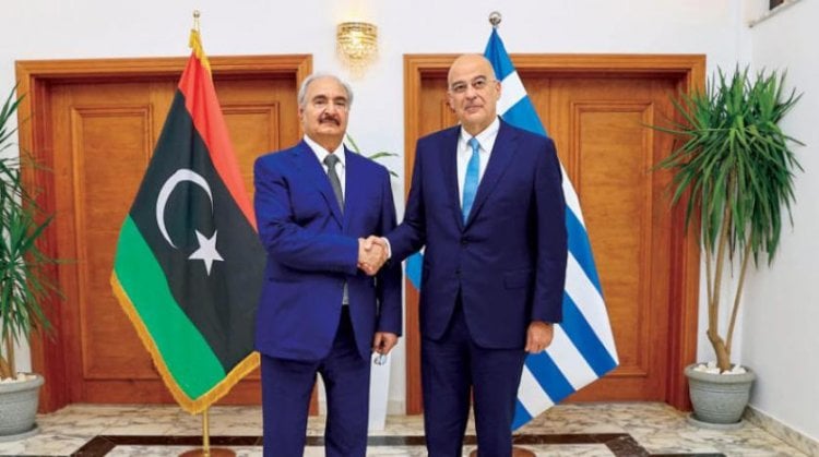 وزير خارجية اليونان يرفض النزول من طائرته بطرابلس.. ما سيناريوهات تأثير الحادث في صراع المتوسط؟