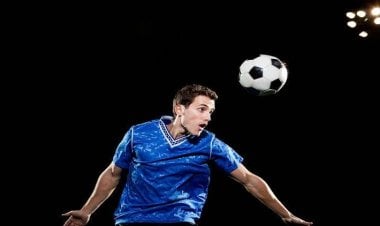 لماذا لاعبو كرة القدم الأكثر عرضة لمشكلات الدماغ؟.. دراسة تكشف