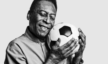 انتهت المباراة... الأسطورة بيليه يودِّع ملعب الحياة