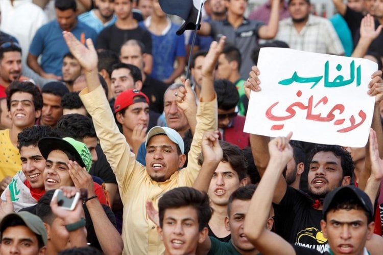 الفساد يزكم أنوف العراقيين...حكومة السوداني تطيح مسؤولين وتفتح تحقيقات