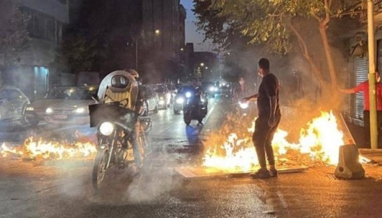إيران... إضرام للنار في مقر الباسيج ورئيسي يُهاجَم من أبرز أعوانه
