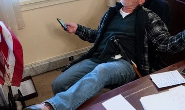 اقتحام الكابيتول... إدانة 4 بالتمرد بينهم صاحب الصورة الشهيرة بمكتب بيلوسي