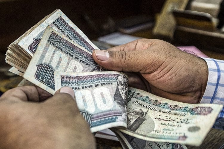 فايننشال تايمز: أزمة العملات الأجنبية تضرب الاقتصاد المصري