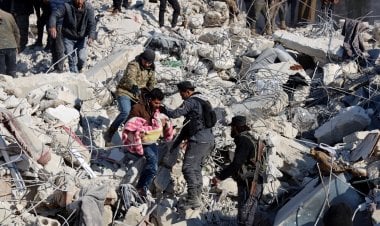 من لم يمت بالزلزال مات بالبرد.. غضب ويأس وسط الأنقاض في تركيا وسوريا