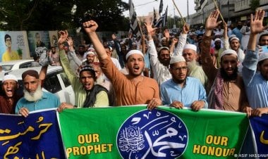 بتهمة التجديف.. باكستانيون يقتحمون مركزًا للشرطة ويقتلون رجلًا