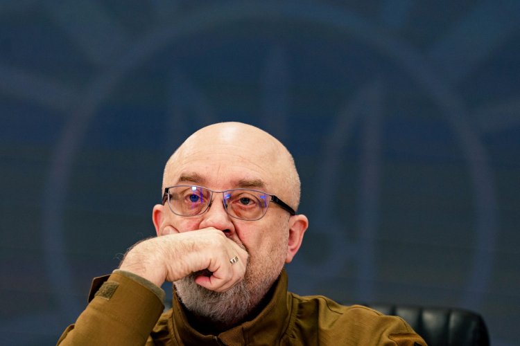 على خلفية فضائح فساد... زيلينسكي يقيل وزير الدفاع الأوكراني