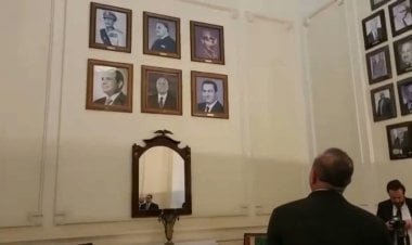 خلال زيارة أوغلو للقاهرة.. ما دلالات غياب صورة مرسي عن حائط الرؤساء؟