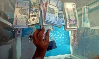كيف فاقمت الحكومة العراقية أزمة العملة الصعبة؟