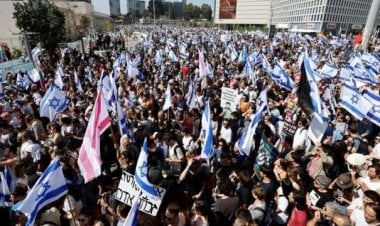 هل استسلمت إسرائيل لانقسامات داخلية أسقطت كثيرًا من جيرانها؟