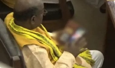 بالفيديو... برلماني هندي يشاهد فيلمًا إباحيًا في جلسة مناقشة الميزانية