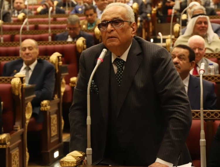 ما حقيقة قرار استقطاع جزء من تحويلات المصريين بالخارج؟