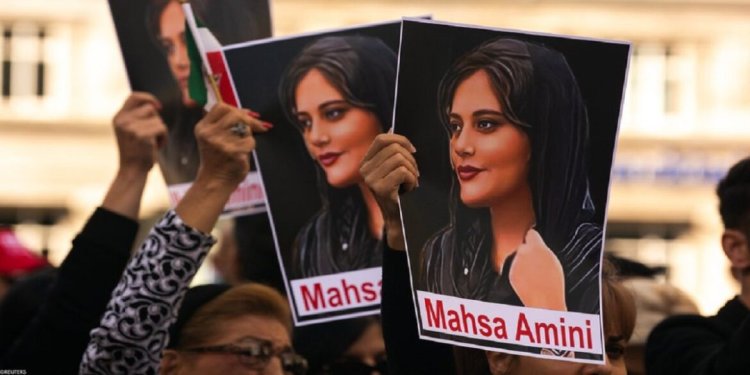 ناشيونال إنترست: مارس شهر المرأة... لكن ليس في إيران