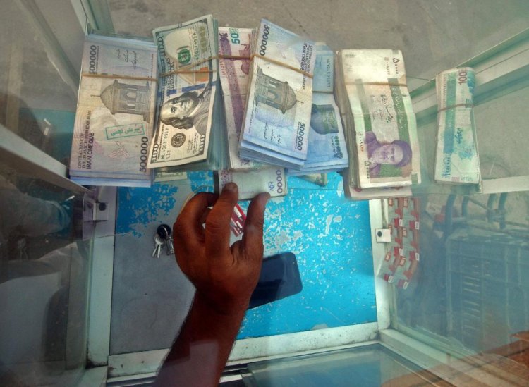 كيف فاقمت الحكومة العراقية أزمة العملة الصعبة؟