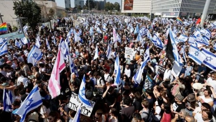 هل استسلمت إسرائيل لانقسامات داخلية أسقطت كثيرًا من جيرانها؟