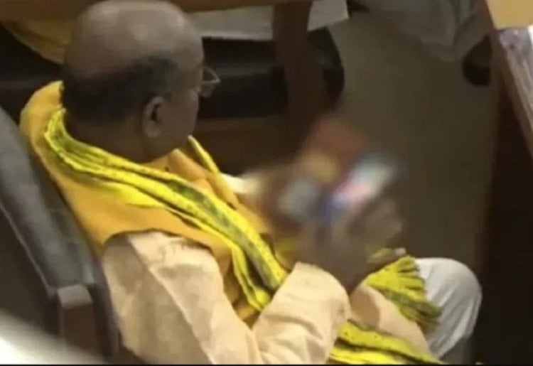 بالفيديو... برلماني هندي يشاهد فيلمًا إباحيًا في جلسة مناقشة الميزانية