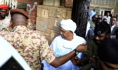 في سجن كوبر أم أطلق سراحه... أين عمر البشير؟