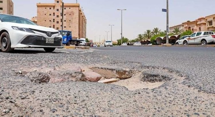 حصى ومطبات.. تدهور حالة الطرق في الكويت مشكلة عمرها 20 عاماً