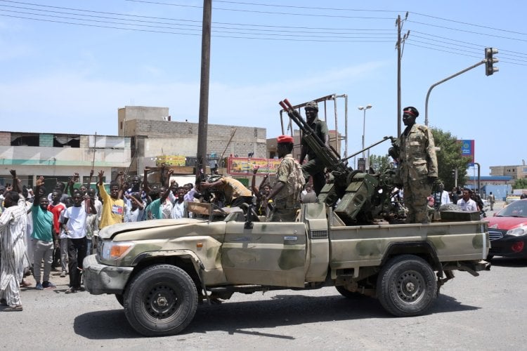 السودان في يومه الثالث.. استمرار المواجهات العسكرية وسقوط نحو 100 قتيل