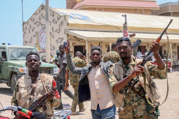 اشتداد المعارك في السودان.. أوضاع إنسانية سيئة وارتفاع القتلى إلى نحو 200