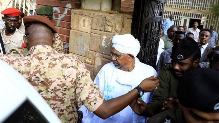 في سجن كوبر أم أطلق سراحه... أين عمر البشير؟