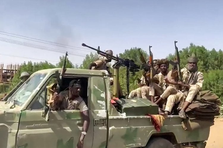 شلل في الجهاز الإداري وقصف واتهامات... 32 يومًا من الأزمة السودانية