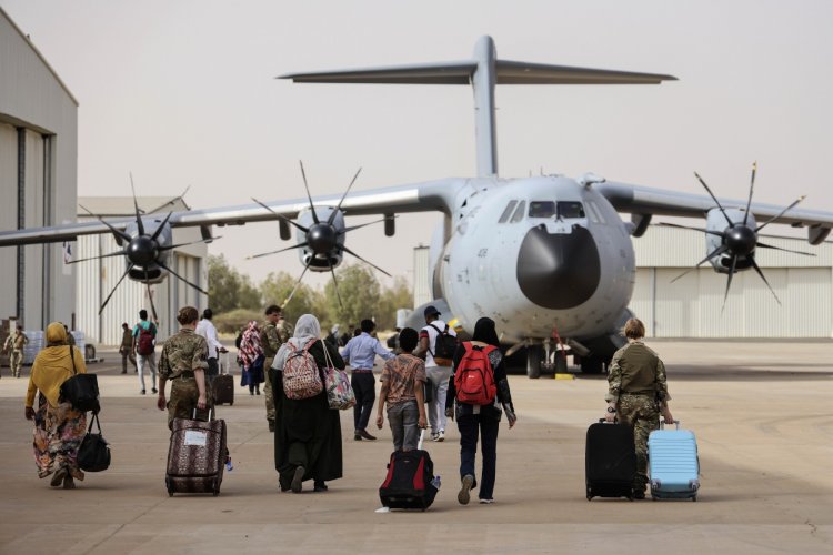 إجلاء الأمريكيين من السودان... هل يتكرر سيناريو أفغانستان؟