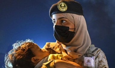 المجندة السعودية والرضيعة السودانية... لقطة إنسانية تهزم صور القتال