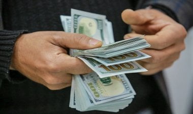 ملايين الدولارات في جيوب المسافرين.. كيف تُهرِّب إيران العملة الصعبة من العراق؟