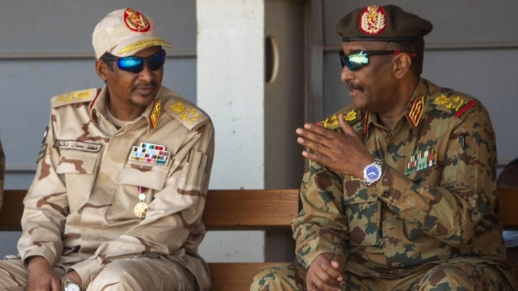 فورين أفيرز: جنرالات السودان يجرون البلد نحو كارثة.. والحل في قادة مدنيين يمكنهم شق طريق نحو السلام