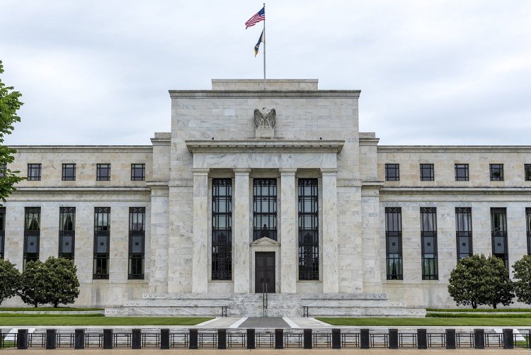 لكبح التضخم... المركزي الأمريكي يرفع سعر الفائدة إلى أعلى مستوياته