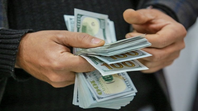 ملايين الدولارات في جيوب المسافرين.. كيف تُهرِّب إيران العملة الصعبة من العراق؟