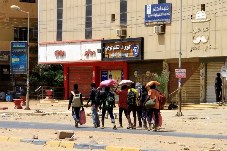 أهوال الحرب... دعاء السفر وأحلام محطمة في مطار سوداني