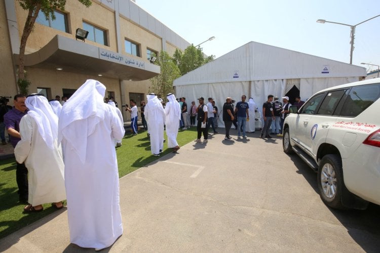 أصوات الناخبين للبيع في الكويت... طعنة في شرعية صناديق الاقتراع