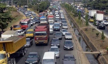 غربي إفريقيا... هنا الحياة الثانية لسيارات الوقود القديمة