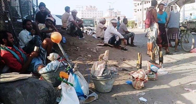مع ركود مشاريع البناء.. عمال الأجر اليومي في اليمن بين البطالة والجوع